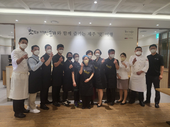 지난 14일 제주신라호텔 직원식당에서 '맛있는 제주만들기' 식당주들과 함께 맛있는 제주만들기 메뉴로 구성된 특식을 제공하는 행사를 마친 후 관계자들이 기념촬영을 하고 있다. <호텔신라 제공>